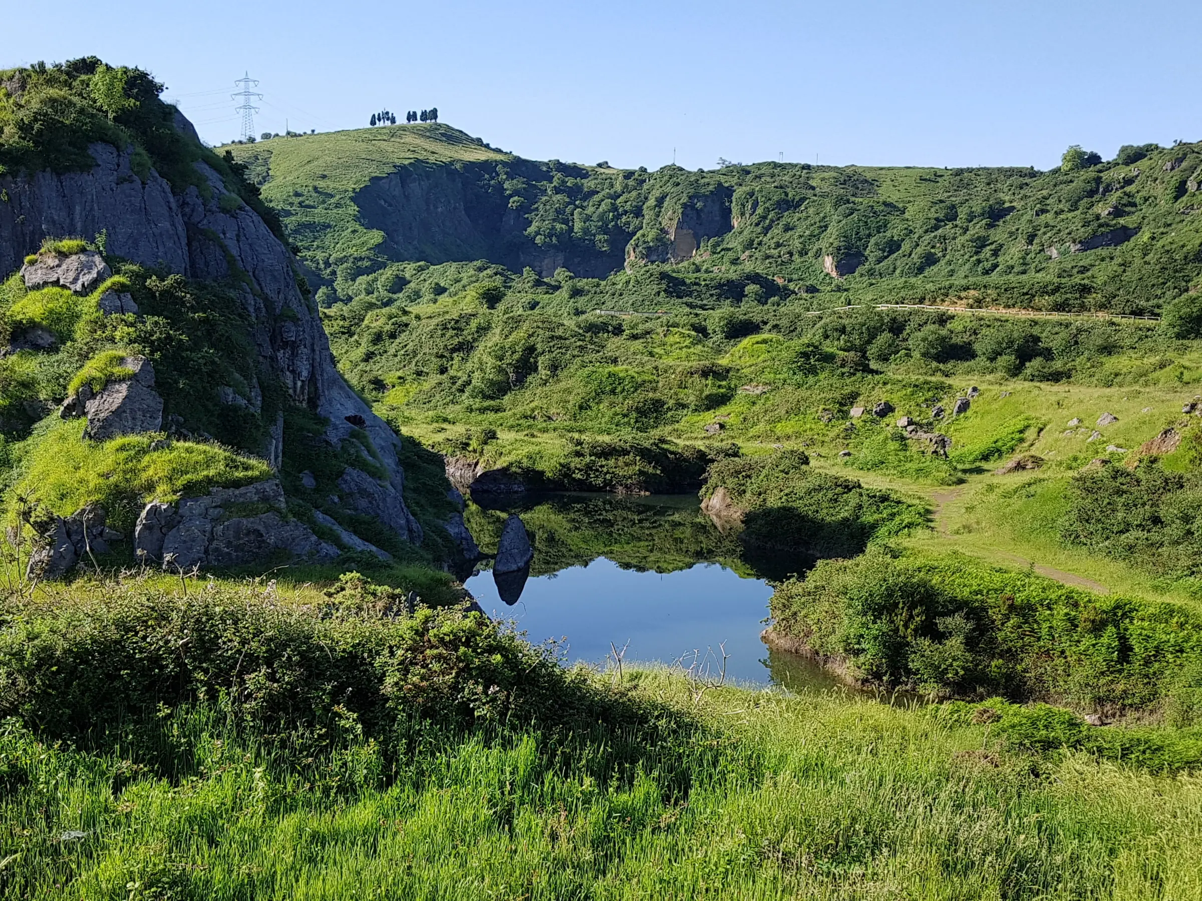 Lago y paredes de roca de una antigua mina en La Arboleda