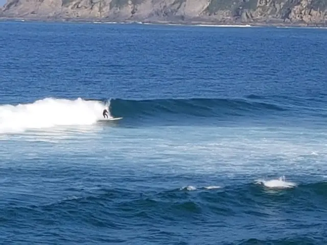 Surfista en la famosa ola izquierda de Mundaka
