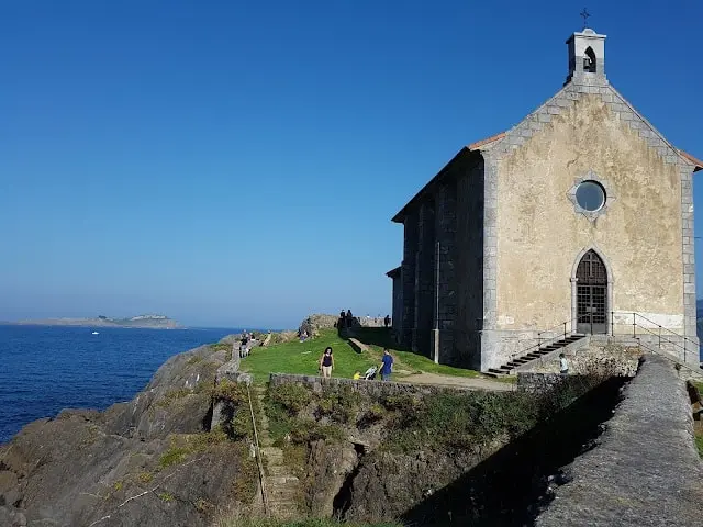 Ermita de Santa Katalina sobre las rocas en Mundaka