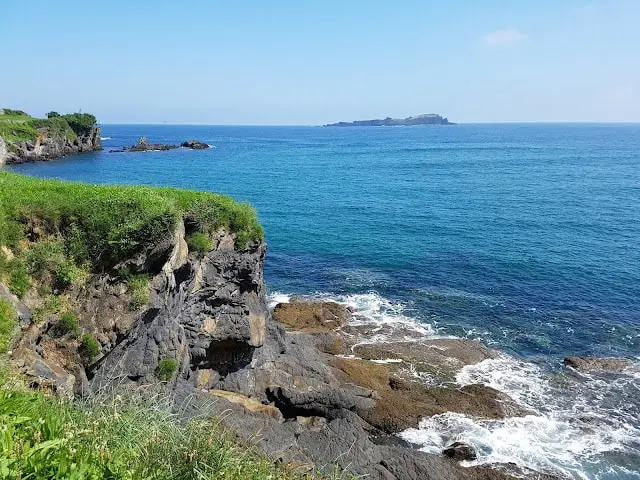 Costa rocosa de Mundaka con la isla de Izaro en el horizonte