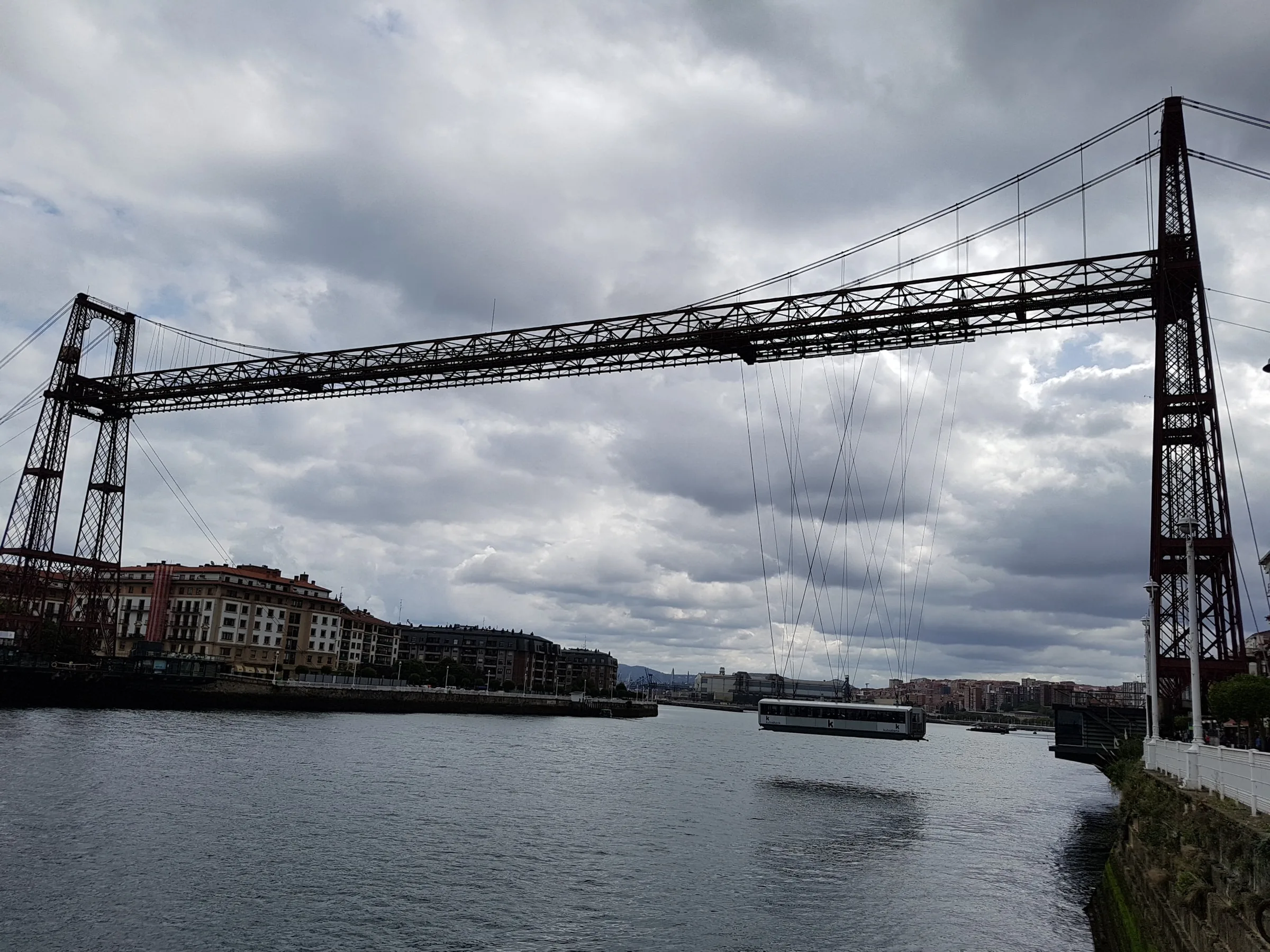 Puente Colgante de Bizkaia sobre la ría en un día nublado