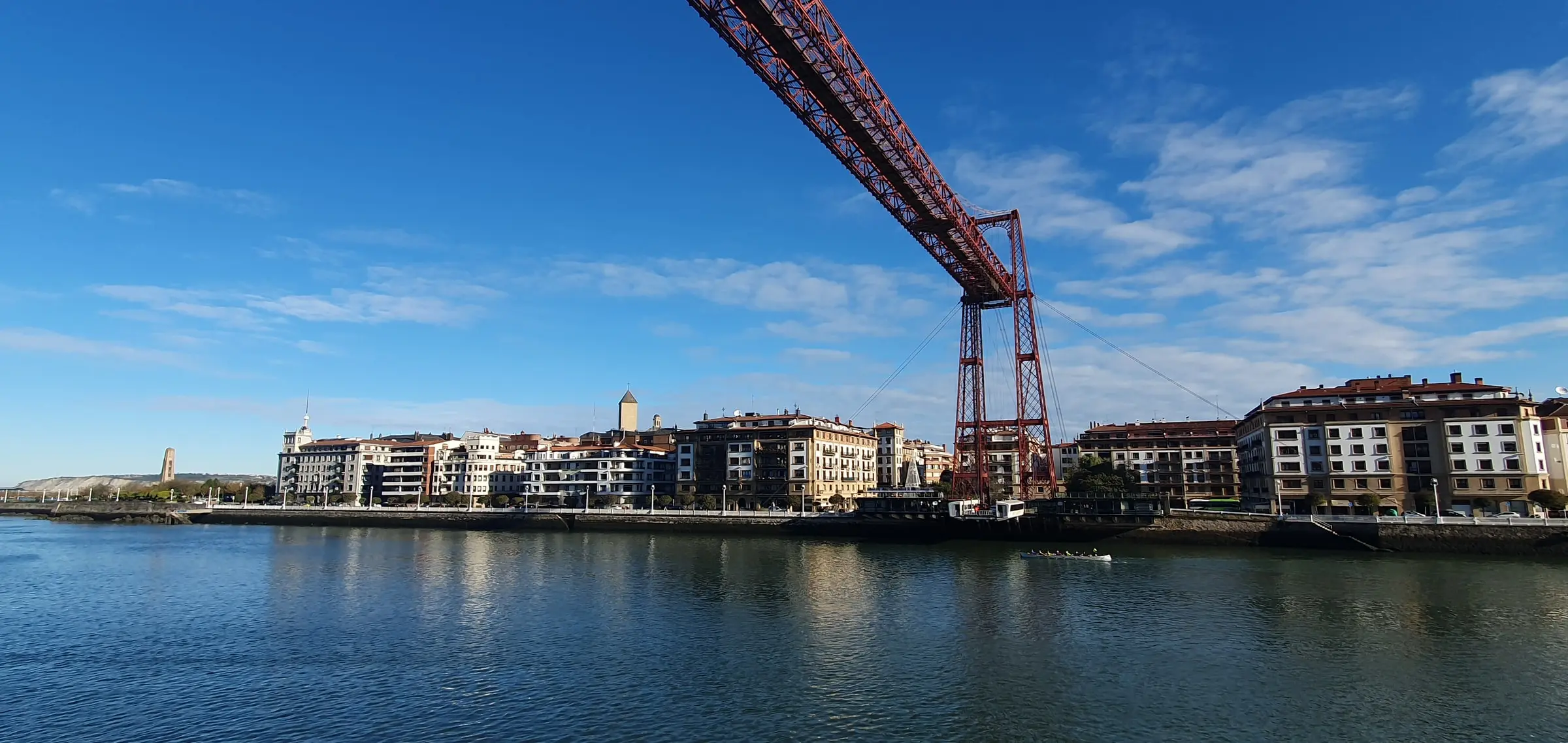 Estructura roja del Puente Colgante sobre Portugalete