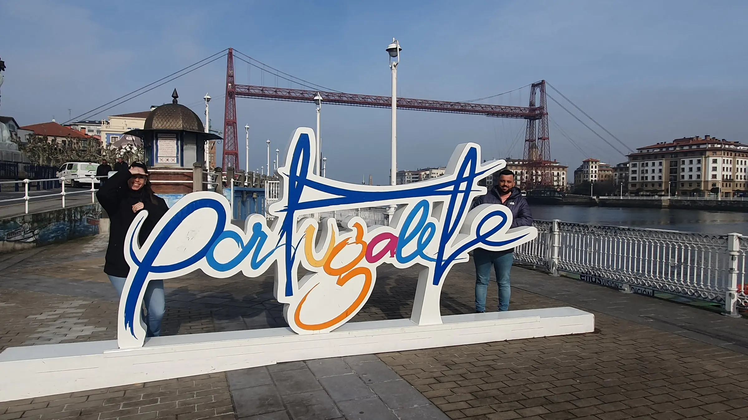 Letras de Portugalete junto al Puente Colgante