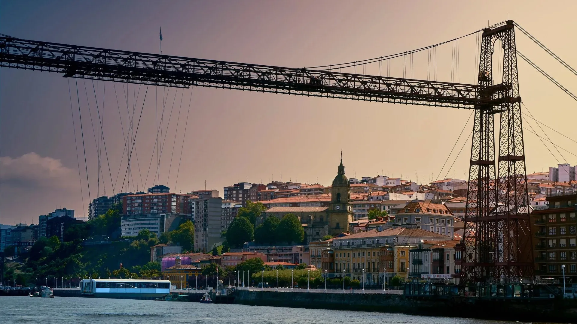 Puente Colgante de Bizkaia entre Portugalete y Getxo al atardecer
