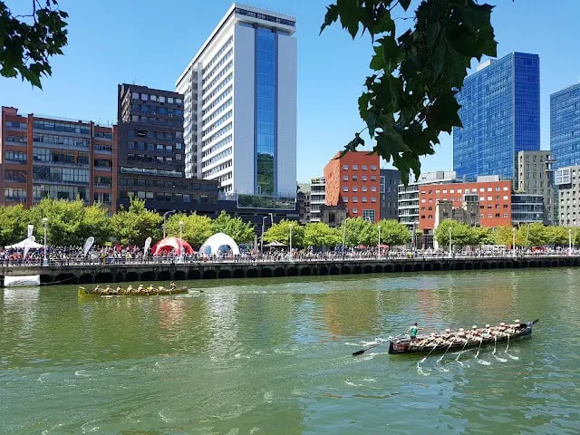 Trainera remando por la ría de Bilbao