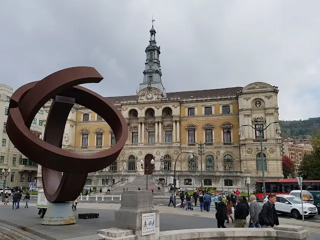 Ayuntamiento de Bilbao con la escultura Variante ovoide