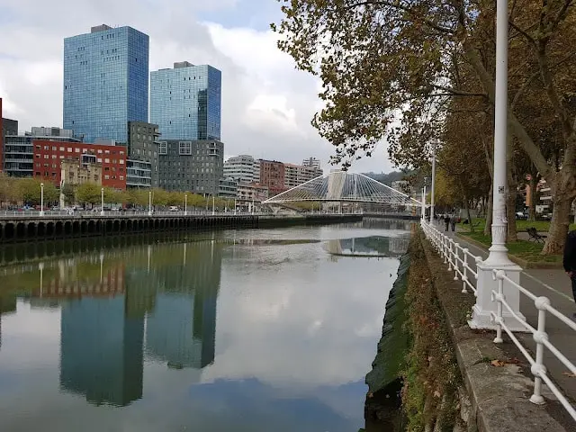 Paseo junto a la ría de Bilbao con rascacielos al fondo