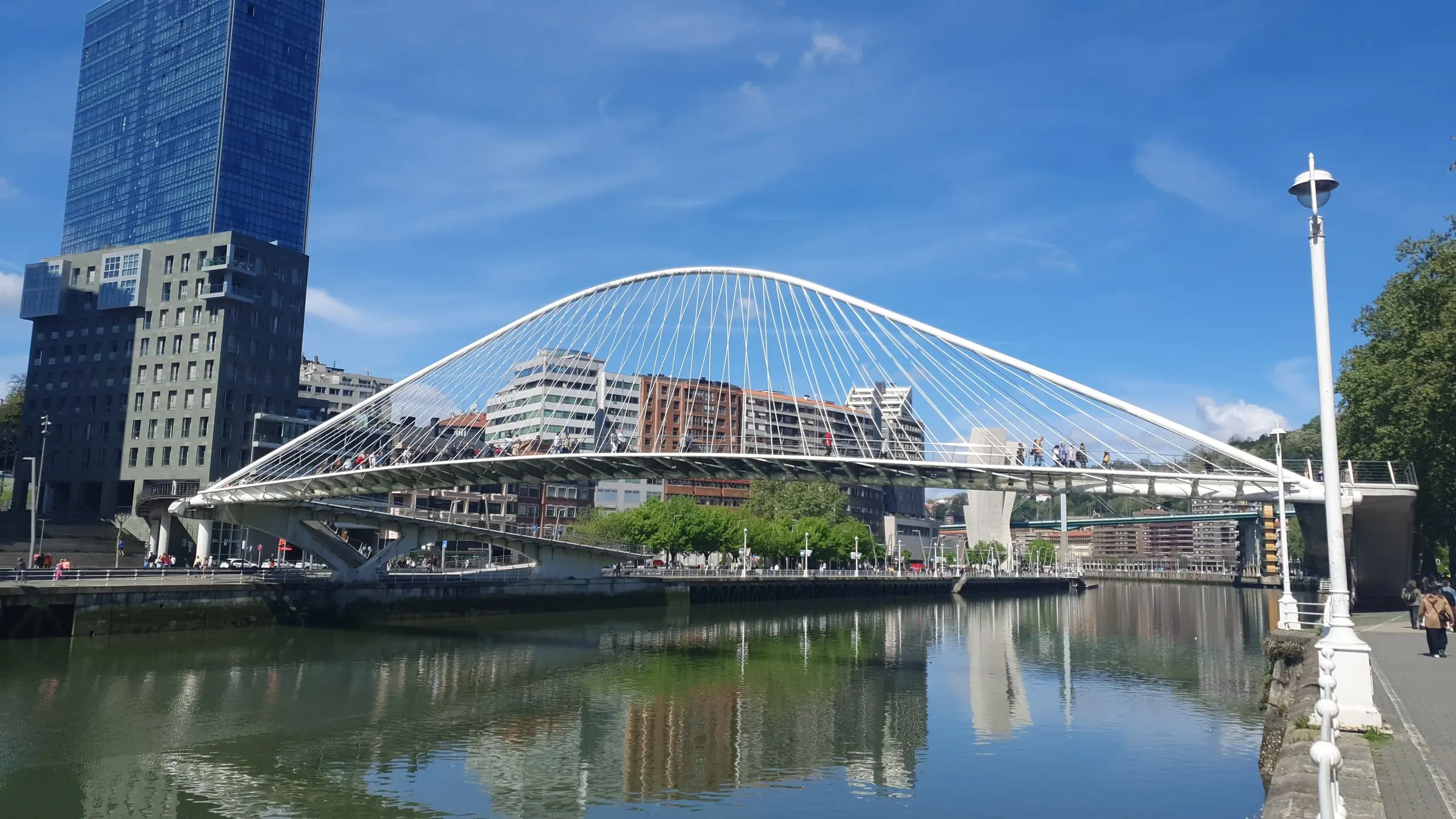 Puente Zubizuri de Calatrava sobre la ría de Bilbao