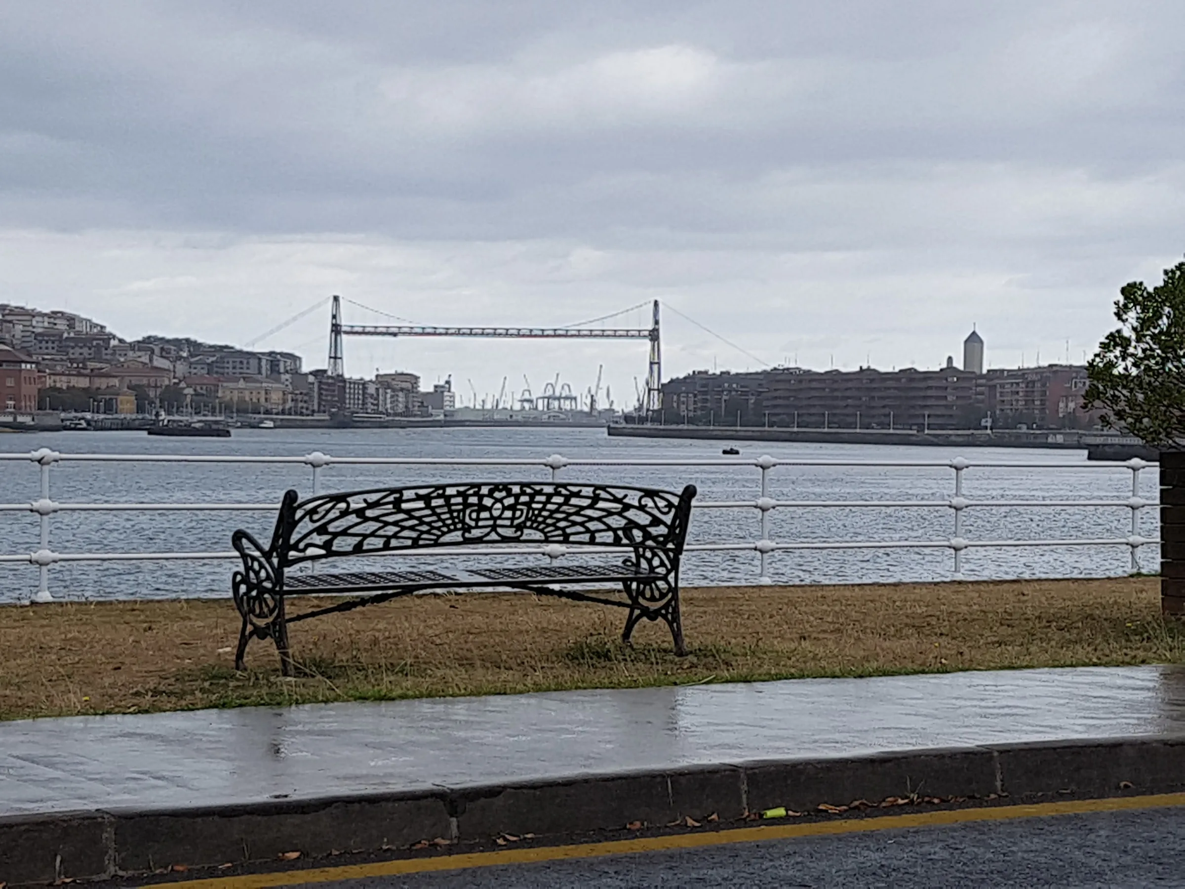 Banco frente a la ría con el Puente Colgante al fondo