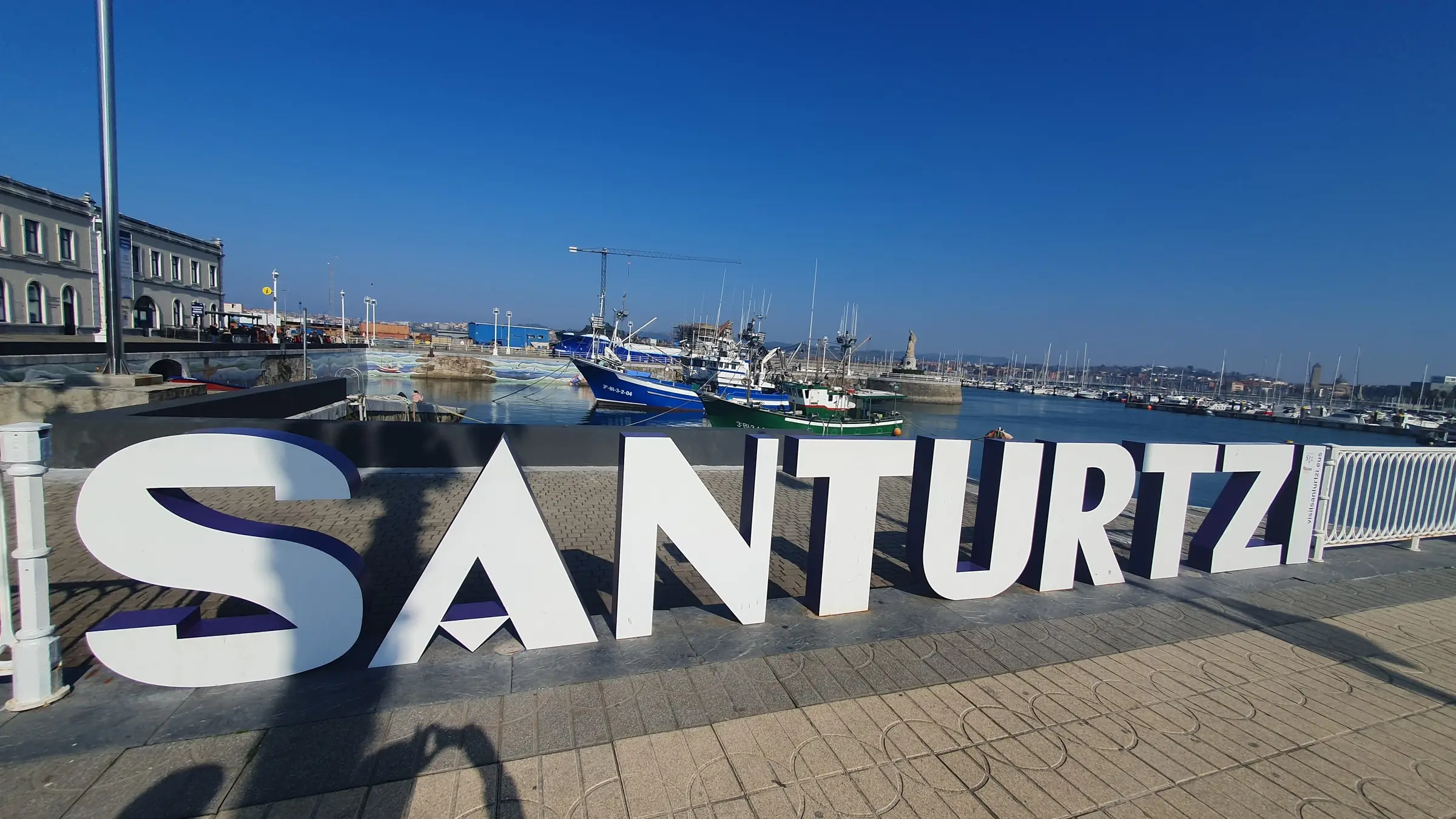 Letras de Santurtzi junto al puerto