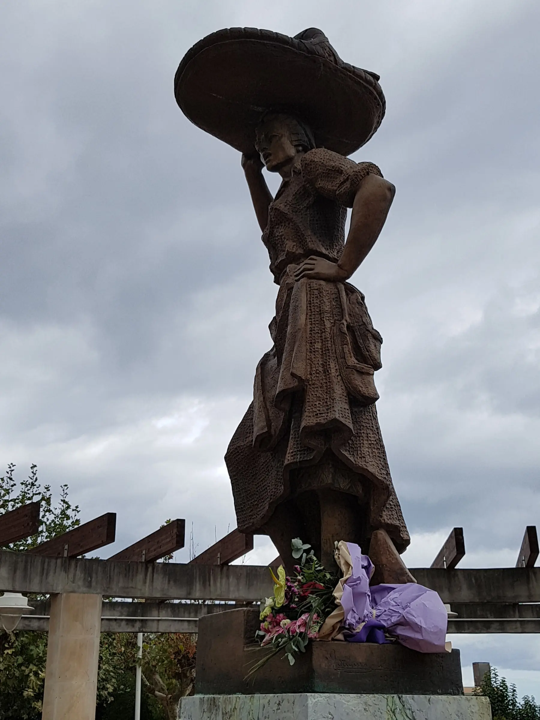 Estatua de la sardinera de Santurtzi
