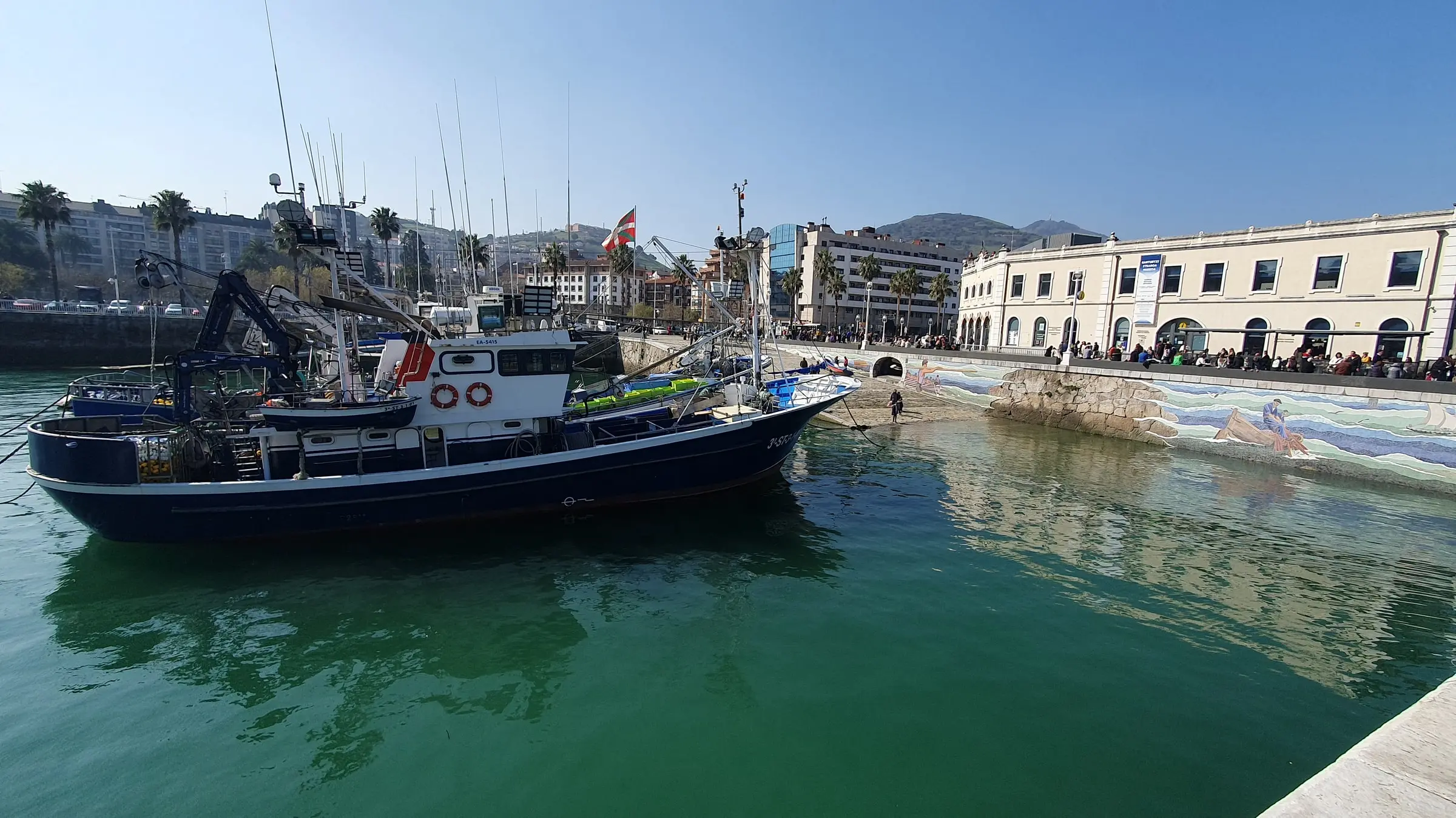 Barco pesquero amarrado en el puerto de Santurtzi
