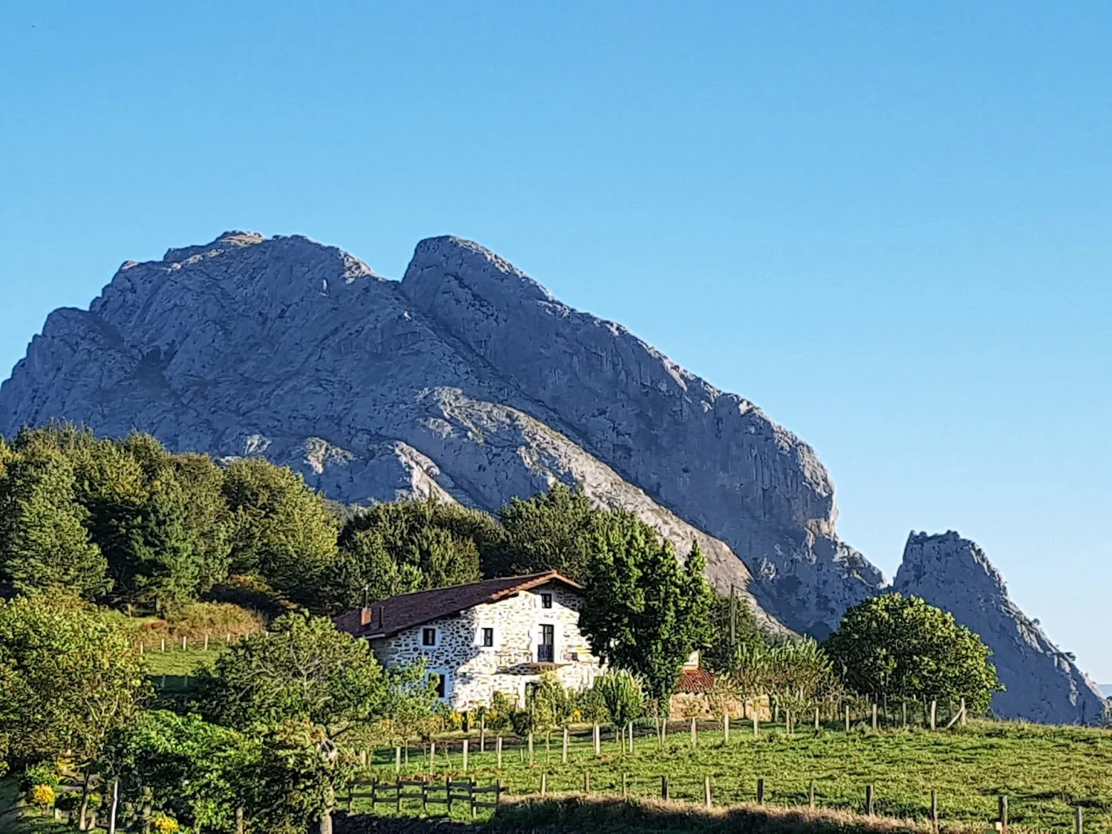 Caserío bajo las peñas calizas del Parque Natural de Urkiola